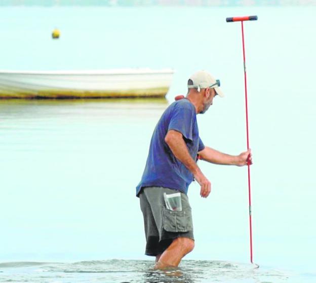 Comienza el trabajo de campo previo a liberar de fango la orilla de las playas del Mar Menor
