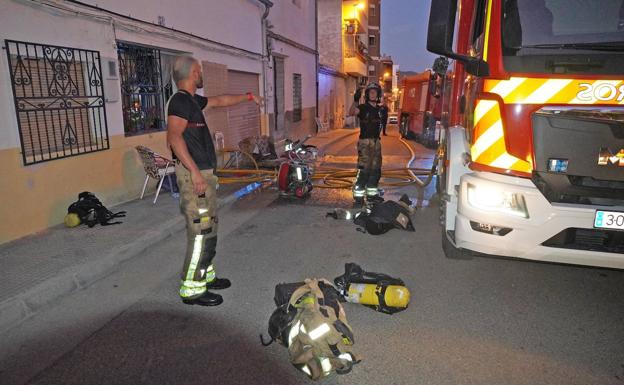 Dos heridos por quemaduras, uno de ellos grave, en el incendio de una vivienda en Jumilla