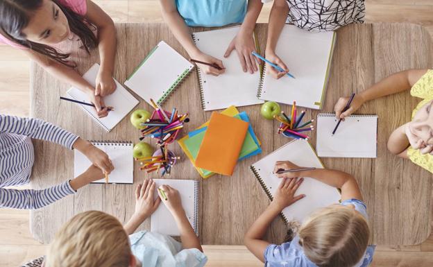 CaixaProinfancia pone color a la vuelta al cole con el reparto de material escolar