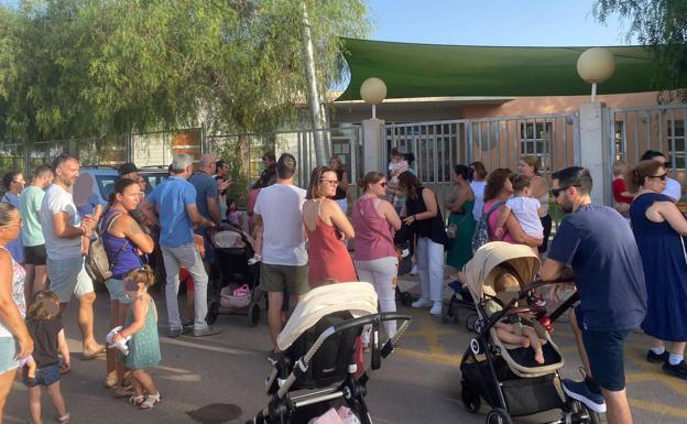 Concentración para exigir la reapertura de la guardería municipal de Fuente Álamo