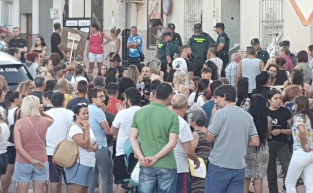 Presión vecinal para que el hombre que agredió a una vecina y mató a su perra se vaya de Campos del Río