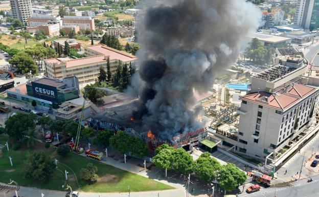 Un voraz incendio calcina un bazar en la zona de Atalayas de Murcia