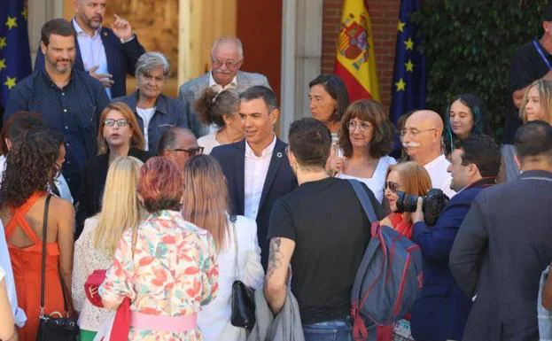 Sánchez, surrounded by fifty citizens with whom he opened the political course in Moncloa on Monday. 