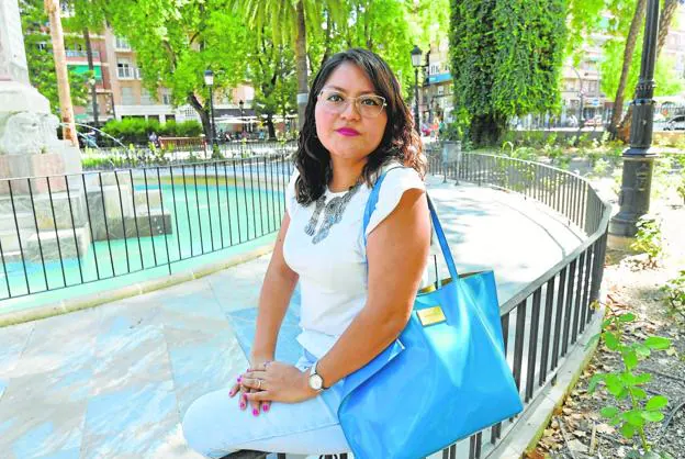 The president of the Association of Domestic Employees of the Region, Sara María Cutiopala, in the Floridablanca garden in Murcia. 