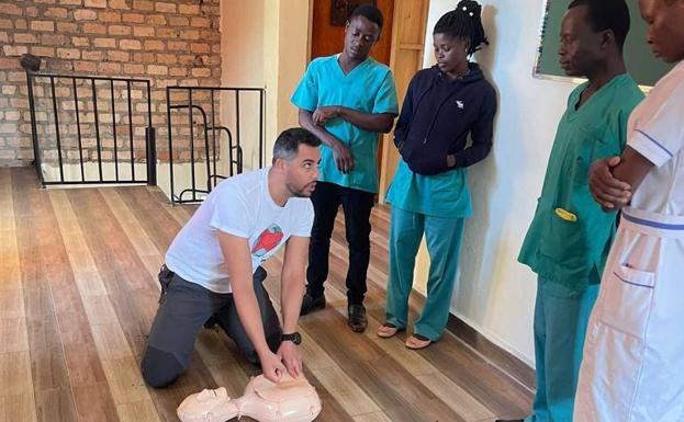 Un vecino de Mula colabora para construir una clínica en Uganda