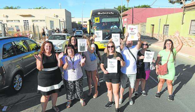 Crece la indignación por los barracones, el calor y la falta de profesores en las aulas