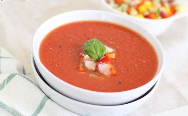 Sopa de tomate con queso