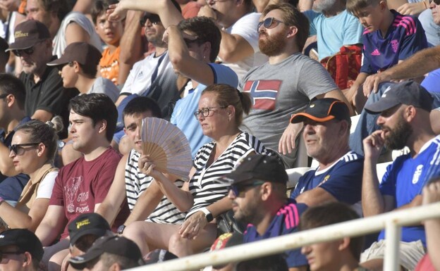 An Efesé fan fans herself to withstand the strong heat, last Saturday, in the side stand of the Cartagonova stadium. 