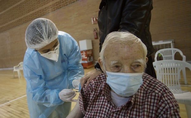 Salud administrará la cuarta dosis contra la Covid a 70.000 mayores de 80 años a partir del día 26