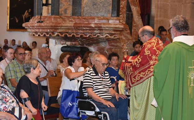 Los enfermos e impedidos regresan a la basílica para adorar la Vera Cruz