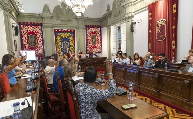 La rebaja del agua a hoteles y bares y la subida a 70 industrias entrarán en vigor este otoño en Cartagena