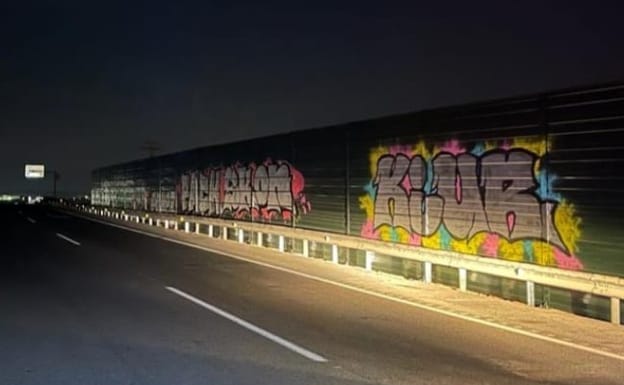 Cazan a tres grafiteros pintando las vallas antirruido instaladas hace cuatro días en la autovía del Mar Menor