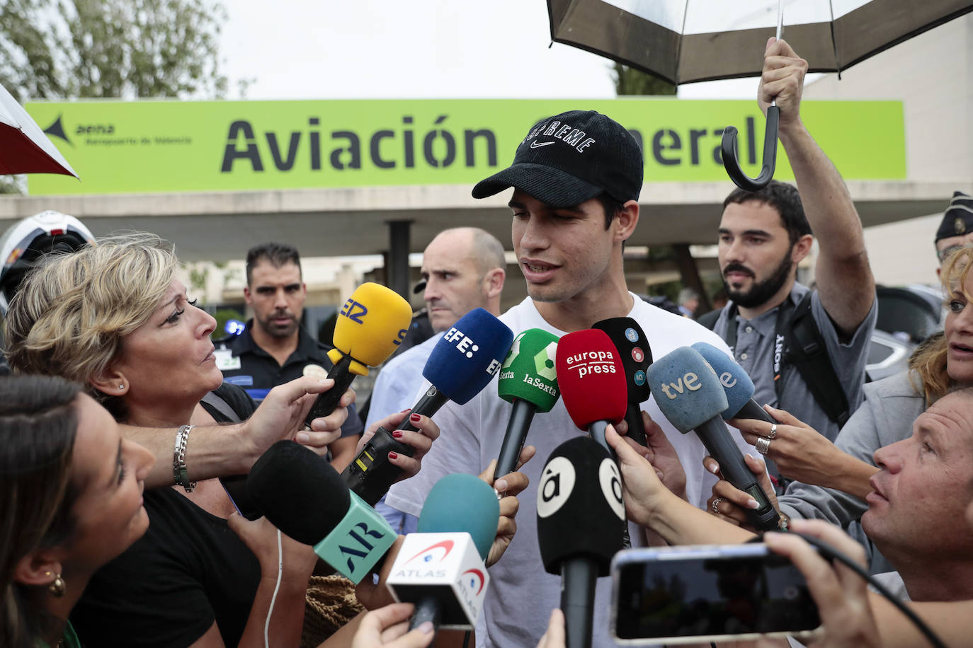 La llegada de Carlos Alcaraz al aeropuerto de Valencia, en imágenes