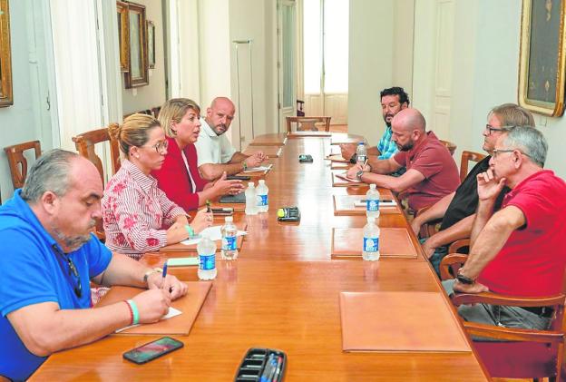 La renegociación de cinco despidos aleja una huelga de limpieza y de basuras en Cartagena