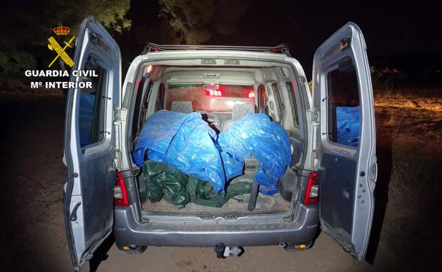 Caen tres grupos dedicados al robo de almendra y algarroba en Mula