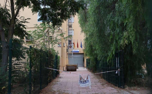 El retraso en quitar el amianto aplaza el inicio del curso en el IES Elcano de Cartagena