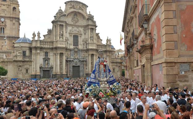 La Fuensanta leaves the Cathedral of Murcia to return to the mountain surrounded by thousands of devotees, early this Tuesday.