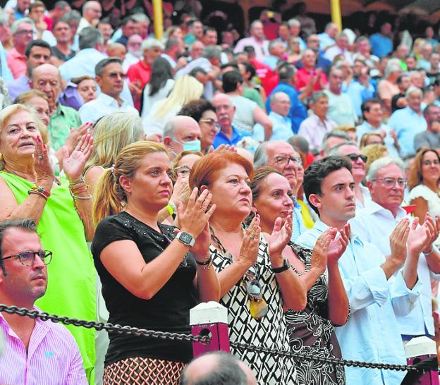 Fans after the minute of silence dedicated to Santiago López Carcelén. 