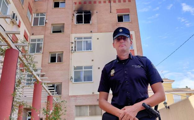 Un policía fuera de servicio salva a dos mujeres y a un niño en un incendio de una vivienda en Murcia: «La mujer se paralizó con el bebé en brazos mientras ardía la casa»