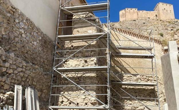 La demolición de tres viviendas en Mula descubre restos medievales