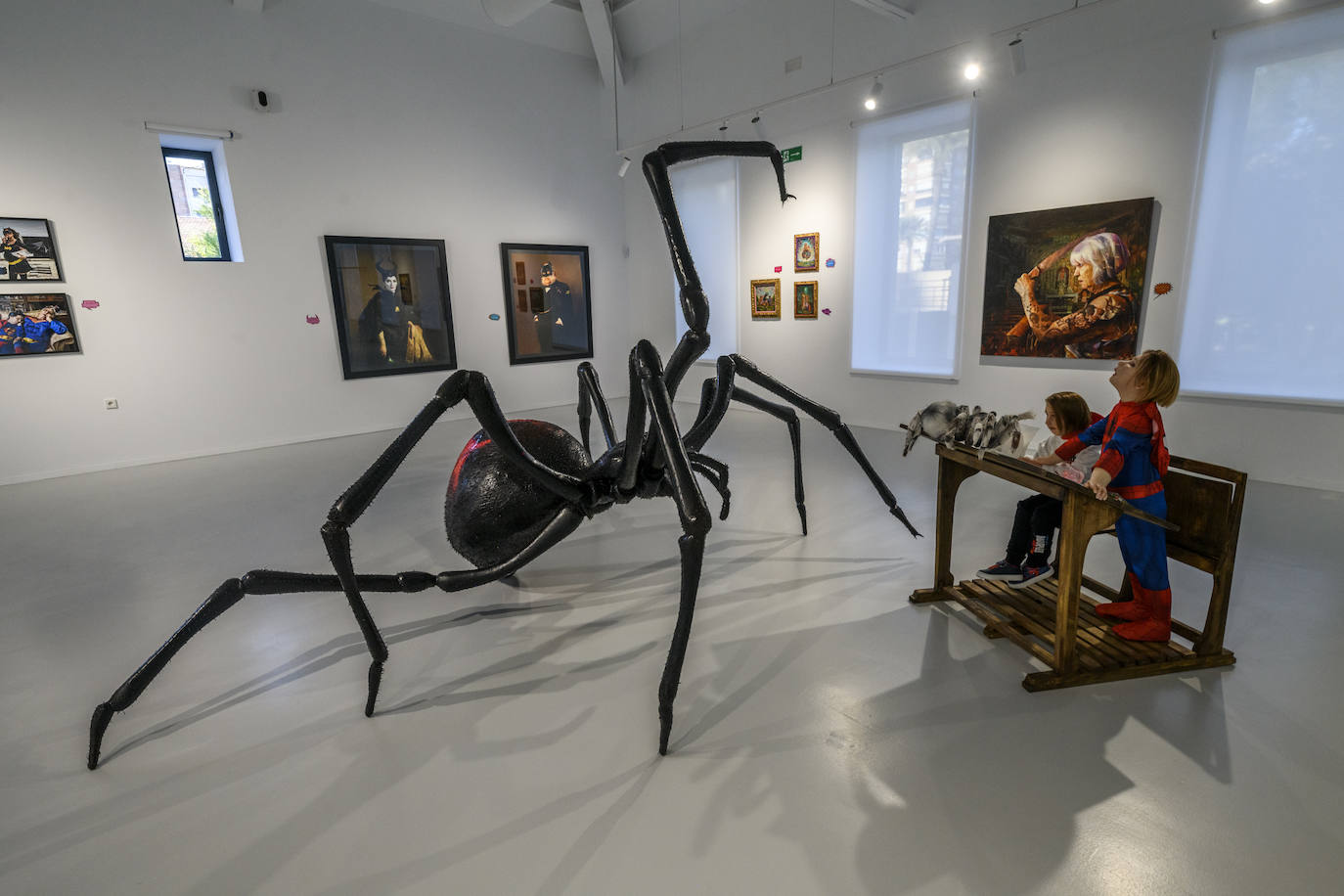 La Cárcel Vieja abre sus puertas al arte con 'Héroes y villanos'