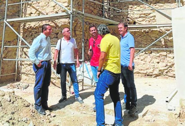 El derribo de tres casas en ruinas saca a la luz estructuras medievales en Mula