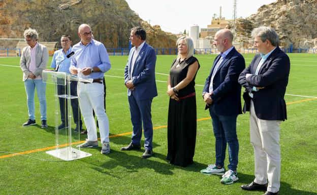 El campo de fútbol de El Puntal estrena césped tras la inversión de 160.000 euros