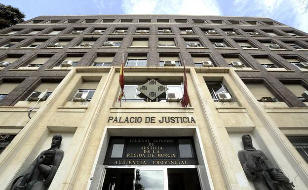 Un hombre afronta doce años de prisión por violar y pegar a su expareja en Molina