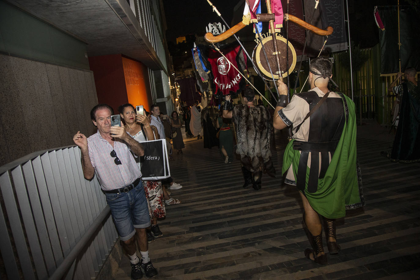Cientos de festeros protagonizan el encendido del fuego sagrado de Carthagineses y Romanos