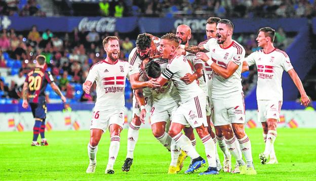 Los jugadores del Efesé celebran el gol de la victoria ante el Levante. 