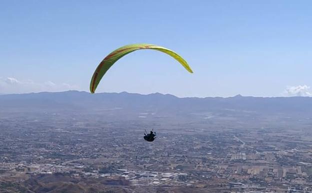 La concentración nacional de parapente congrega a treinta pilotos en un gran día de vuelo en la Peñarrubia