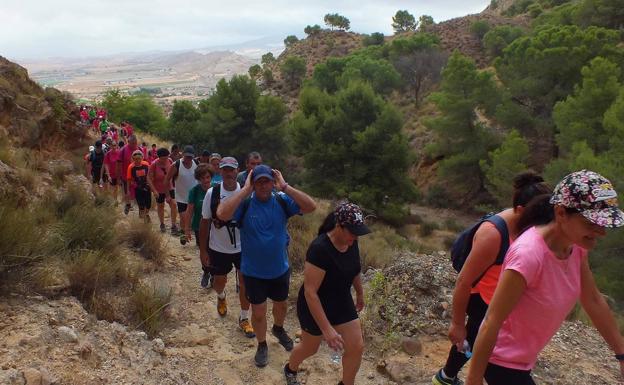 Más de 400 senderistas caminan hasta el Cejo de los Enamorados en la tradicional ruta de los Juegos del Guadalentín