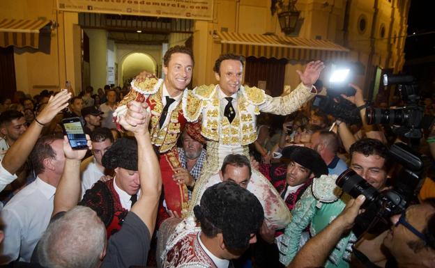 Puerta grande para dos toreros valientes en la corrida de la Prensa en Murcia