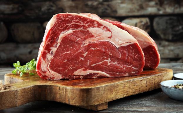 El truco para descongelar carne en cinco minutos usando solo dos ollas