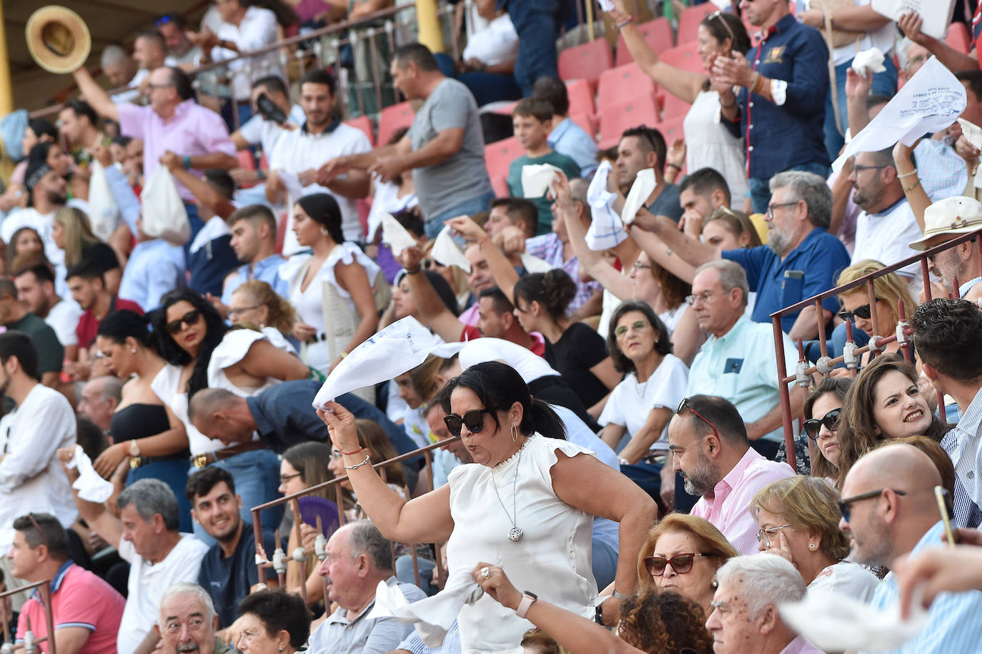 Ambiente festivo en los tendidos de La Condomina