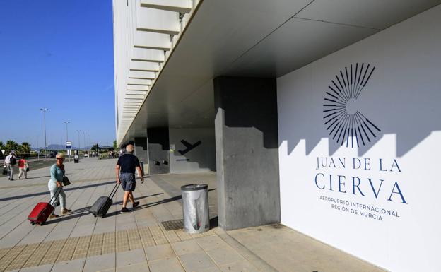 El TSJ suspende cautelarmente la decisión del Gobierno regional de llamar Juan de la Cierva el aeropuerto