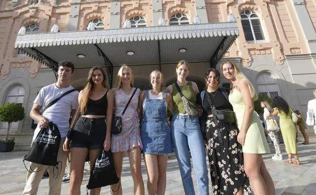 A group of Erasmus students, this Tuesday, in front of the Romea Theater in Murcia.