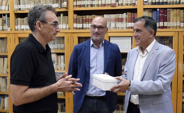 The doctor in History of Art, Fernando Vázquez, the councilman Pedro García Rex and the mayor of Murcia, José Antonio Serrano, at the delivery ceremony of the negatives from the collection of the photographer Juan López, this Tuesday.