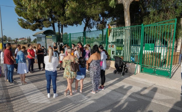 Protesta de los padres de alumnos del colegio de La Campana en Lorca por la falta de espacio en el centro