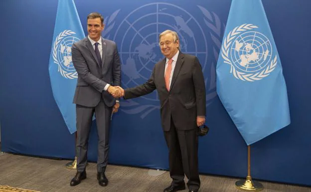 The Spanish president, Pedro Sánchez, greets the Secretary General of the United Nations, António Guterres, this Monday at the UN headquarters.