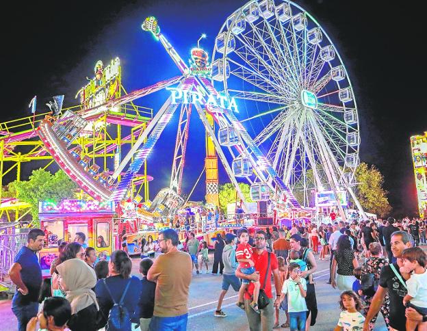 Las atracciones feriales se llenan de vida