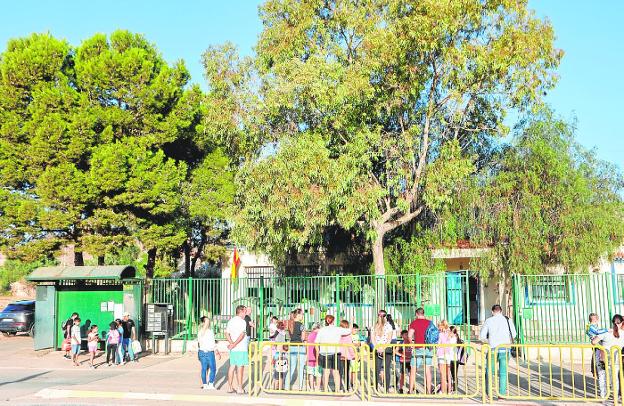 Plante de los padres por la falta de aulas en el colegio de La Campana en Lorca