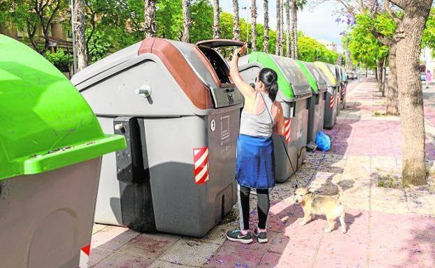 Reparan los contenedores para afrontar el retraso del nuevo material del servicio de basura en Alhama