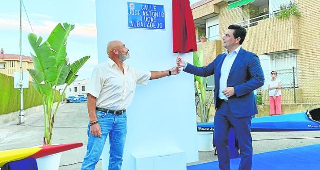 El piragüista José Antonio Lucas estrena calle en Santiago de la Ribera