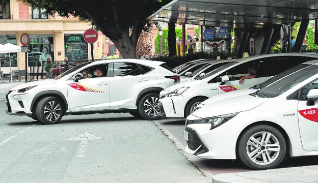 El taxi en Murcia planta cara a las plataformas con el uso compartido y el cierre del precio del trayecto