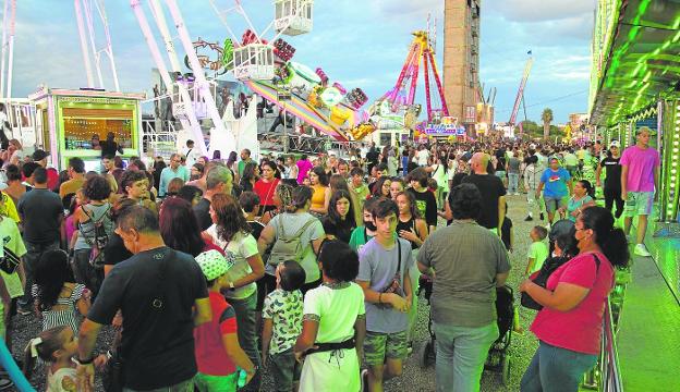 La feria de Cartagena reúne a miles de personas en el día con los tiques a mitad de precio