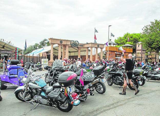 Una concentración motera y otros actos hacen disfrutar a vecinos y turistas de cruceros en Cartagena