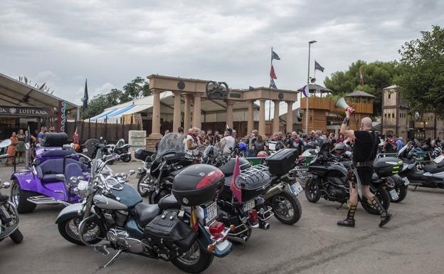 Una concentración motera y otros actos hacen disfrutar a vecinos y turistas de cruceros en Cartagena