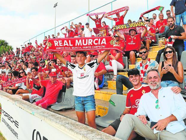 Rubiales obvia las quejas de la afición grana por el trato recibido del Intercity