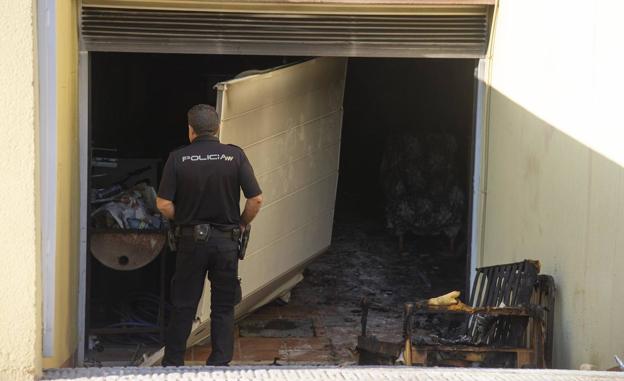 La Policía Local rescata a una mujer de 105 años en el incendio intencionado de una vivienda en Cartagena